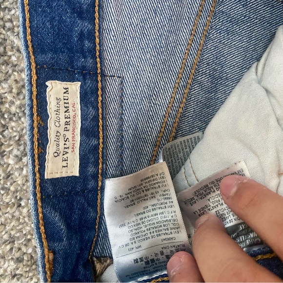 Levi’s premium denim distressed cutoff Jean shorts - Picture 4 of 4